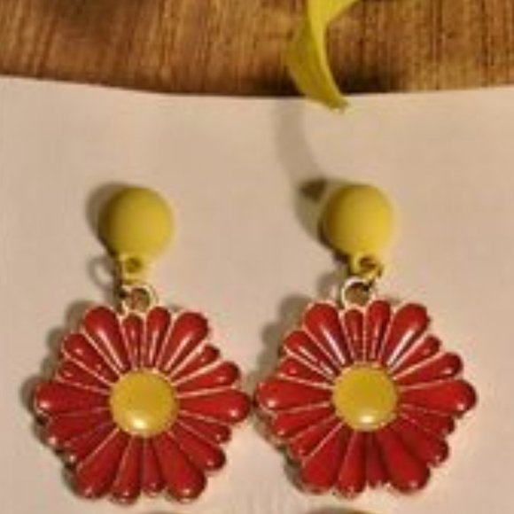 2/$25 Adorable daisy & cactus earring set 925 Sterling silver posts Spring 2023 - Picture 2 of 4